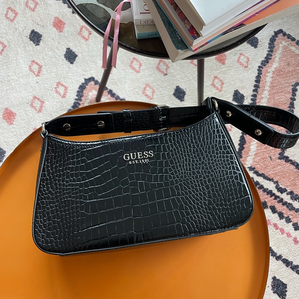 Guess purse - Picture 4 of 5